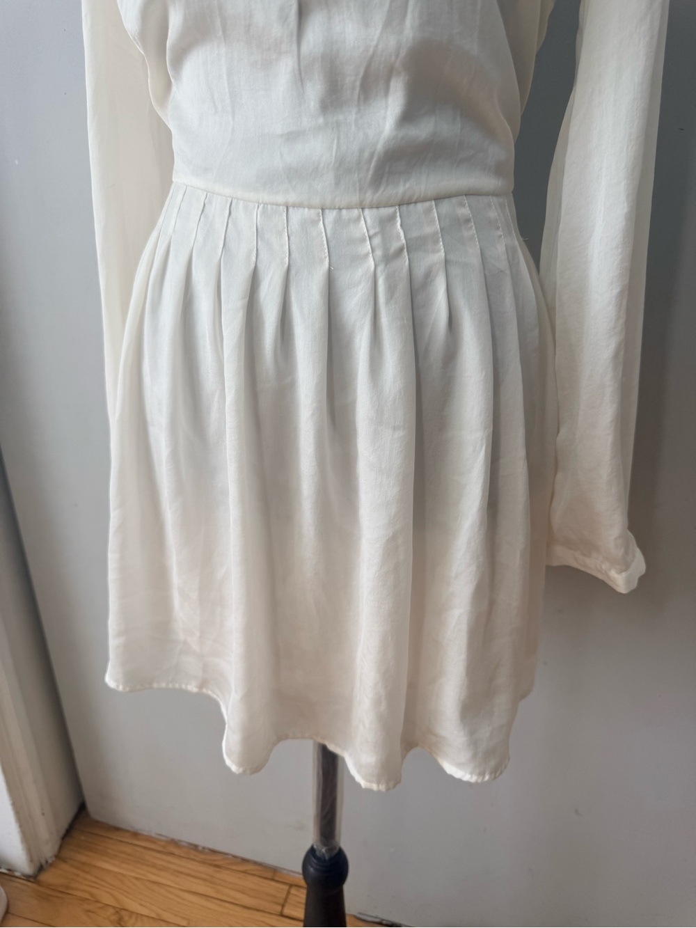 Avec Les Filles Cream Cold-Shoulder Pleated Waist Mini Dress - Picture 5 of 7